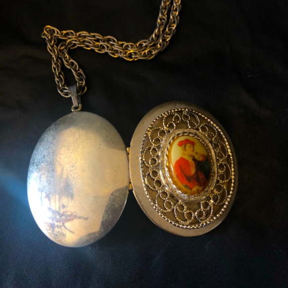 Locket Victorian portrait cameo filigree necklace - Picture 7 of 9